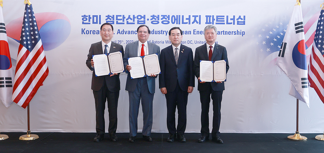 (From left) Hyundai E&C President Yoon Young-joon, Holtec President and CEO Dr. Kris Singh, Minister of Trade, Industry and Energy Lee Chang-yang, and K-SURE President Lee In-ho pose for a commemorative photo after the MOU signing ceremony for the Korea-U.S. Advanced Industry & Clean Energy Partnership in Washington, D.C., U.S., on April 25th. 